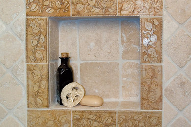 Immagine di una stanza da bagno con doccia mediterranea di medie dimensioni con piastrelle beige e piastrelle in pietra