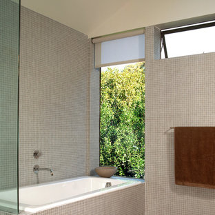 Ispirazione per una stanza da bagno moderna con piastrelle a mosaico
