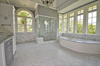 Foto de cuarto de baño tradicional renovado con bañera empotrada, ducha esquinera, sanitario de una pieza, paredes grises, suelo de mármol y lavabo bajoencimera