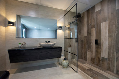 オークランドにある高級なトラディショナルスタイルのおしゃれな浴室 (オープン型シャワー、オープンシャワー) の写真
