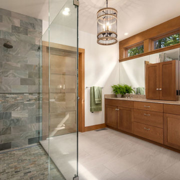 Cascade Mountain Home: Bathroom
