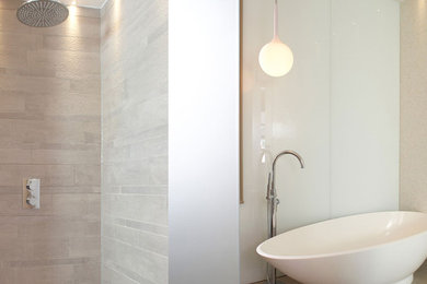 Modernes Badezimmer mit freistehender Badewanne in Sussex
