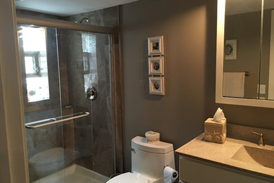 Источник вдохновения для домашнего уюта: ванная комната среднего размера в классическом стиле с плоскими фасадами, белыми фасадами, душем в нише, унитазом-моноблоком, разноцветной плиткой, плиткой из листового камня, коричневыми стенами, душевой кабиной, монолитной раковиной, столешницей из гранита и душем с распашными дверями
