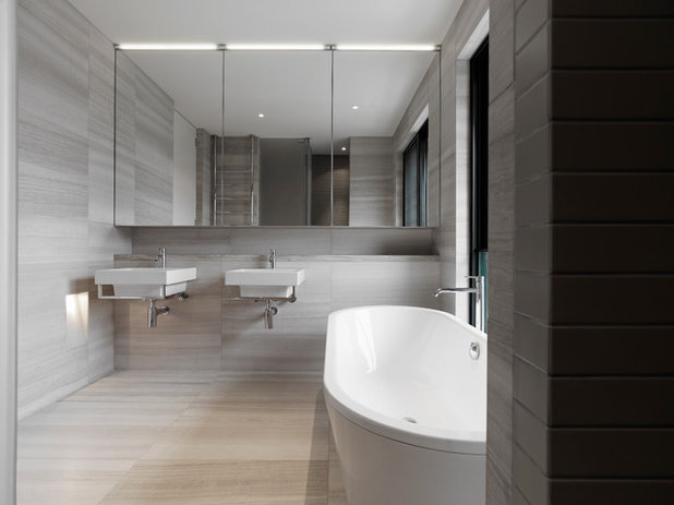 モダン 浴室 by B.E Architecture