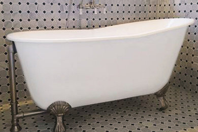 Diseño de cuarto de baño principal moderno de tamaño medio con bañera con patas
