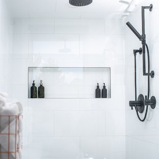 Exempel på ett mycket stort modernt vit vitt en-suite badrum, med släta luckor, vita skåp, ett fristående badkar, en hörndusch, en toalettstol med hel cisternkåpa, vit kakel, keramikplattor, vita väggar, klinkergolv i porslin, ett undermonterad handfat, bänkskiva i kvarts, grått golv och dusch med gångjärnsdörr
