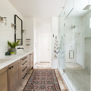 Inspiration för ett stort lantligt vit vitt en-suite badrum, med skåp i shakerstil, skåp i mörkt trä, våtrum, grå kakel, vita väggar, ett undermonterad handfat, brunt golv, dusch med gångjärnsdörr, travertin golv och bänkskiva i kvartsit