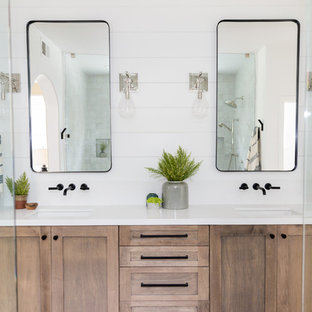 Idee per una stanza da bagno padronale country di medie dimensioni con ante in stile shaker, ante in legno scuro, doccia doppia, WC a due pezzi, piastrelle bianche, piastrelle in terracotta, pareti bianche, pavimento in travertino, lavabo sottopiano, top in quarzo composito, pavimento beige e porta doccia a battente