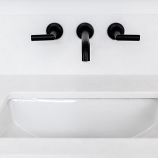 Mittelgroßes Country Badezimmer En Suite mit Schrankfronten im Shaker-Stil, hellbraunen Holzschränken, Doppeldusche, Wandtoilette mit Spülkasten, weißen Fliesen, Terrakottafliesen, weißer Wandfarbe, Travertin, Unterbauwaschbecken, Quarzwerkstein-Waschtisch, beigem Boden und Falttür-Duschabtrennung in San Diego