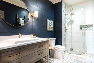 Идея дизайна: ванная комната в стиле кантри с темными деревянными фасадами, душем в нише, раздельным унитазом, разноцветной плиткой, белой плиткой, синими стенами, душевой кабиной, накладной раковиной, разноцветным полом, душем с распашными дверями и плоскими фасадами
