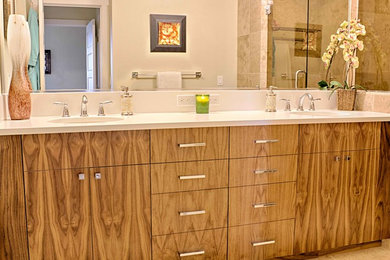 シアトルにある中くらいなトランジショナルスタイルのおしゃれな浴室 (フラットパネル扉のキャビネット、中間色木目調キャビネット、ベージュの壁、アンダーカウンター洗面器、クオーツストーンの洗面台) の写真