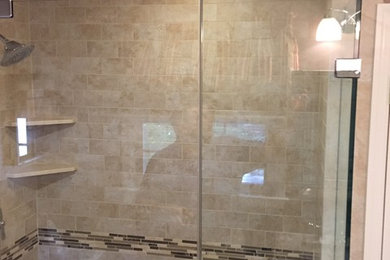 Diseño de cuarto de baño clásico con ducha empotrada, baldosas y/o azulejos beige, baldosas y/o azulejos de piedra y ducha con puerta con bisagras