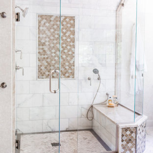 Inspiration för stora klassiska flerfärgat en-suite badrum, med luckor med infälld panel, skåp i slitet trä, ett fristående badkar, en dubbeldusch, en toalettstol med hel cisternkåpa, flerfärgad kakel, marmorkakel, flerfärgade väggar, marmorgolv, ett undermonterad handfat, bänkskiva i kvartsit, flerfärgat golv och dusch med gångjärnsdörr