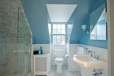 Foto de cuarto de baño tradicional con lavabo con pedestal, sanitario de dos piezas y baldosas y/o azulejos grises