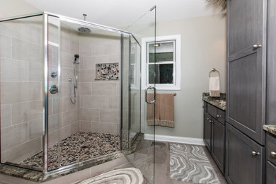 Foto de cuarto de baño principal minimalista con armarios estilo shaker, puertas de armario grises, ducha esquinera, lavabo bajoencimera, encimera de granito y ducha con puerta con bisagras