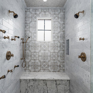 Ispirazione per un'ampia stanza da bagno padronale shabby-chic style con ante con riquadro incassato, ante grigie, vasca freestanding, doccia alcova, WC a due pezzi, piastrelle multicolore, piastrelle di marmo, pareti beige, pavimento con piastrelle in ceramica, lavabo integrato, top in marmo, pavimento multicolore, porta doccia a battente e top multicolore