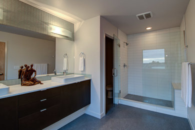 シアトルにあるコンテンポラリースタイルのおしゃれな浴室の写真