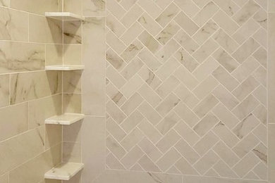 Modelo de cuarto de baño tradicional renovado con baldosas y/o azulejos blancos