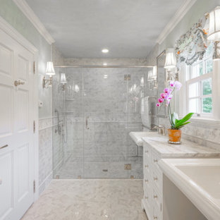 Idee per una stanza da bagno padronale classica di medie dimensioni con ante con riquadro incassato, ante bianche, doccia a filo pavimento, piastrelle grigie, piastrelle di marmo, pavimento in marmo, lavabo a colonna, top in marmo, pavimento grigio, porta doccia a battente, top bianco, due lavabi, boiserie, pareti grigie e mobile bagno incassato