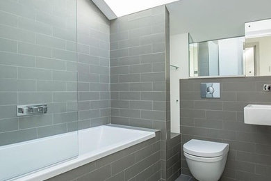 Imagen de cuarto de baño infantil clásico renovado pequeño con baldosas y/o azulejos grises, baldosas y/o azulejos de porcelana, paredes grises y suelo de baldosas de porcelana
