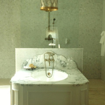 Centrally positioned tub as focal point...