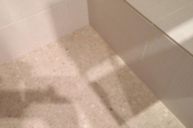 モントリオールにあるコンテンポラリースタイルのおしゃれな浴室 (セラミックタイル) の写真