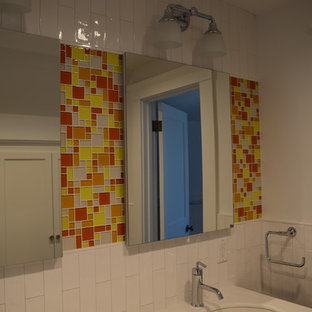 75+ Bäder mit orangefarbenen Fliesen und Mineralwerkstoff-Waschtisch