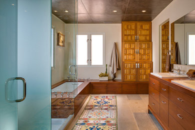 アルバカーキにあるサンタフェスタイルのおしゃれな浴室の写真