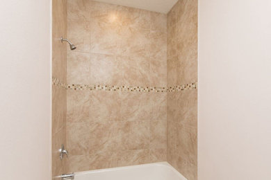 Foto de cuarto de baño mediterráneo con armarios con paneles con relieve, baldosas y/o azulejos de cerámica, suelo de baldosas de cerámica, encimera de granito y ducha abierta
