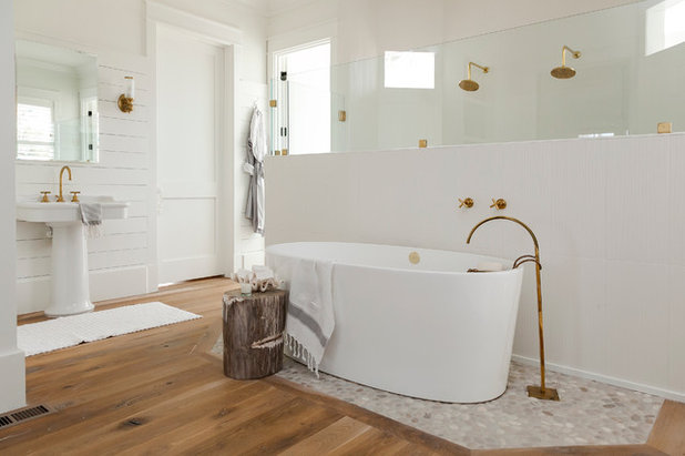 Costero Cuarto de baño by Charleston Home + Design Mag