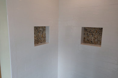 Diseño de cuarto de baño principal actual de tamaño medio con ducha empotrada, suelo de baldosas de porcelana y suelo gris