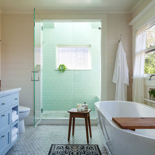 Ispirazione per una stanza da bagno padronale classica con ante blu, vasca freestanding, doccia alcova, piastrelle verdi, piastrelle diamantate, pareti beige, pavimento in marmo, lavabo sottopiano, top in marmo, pavimento grigio, porta doccia a battente e top grigio