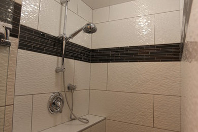 カルガリーにある中くらいなトランジショナルスタイルのおしゃれなマスターバスルーム (アルコーブ型シャワー、黒いタイル、ボーダータイル、白い壁) の写真