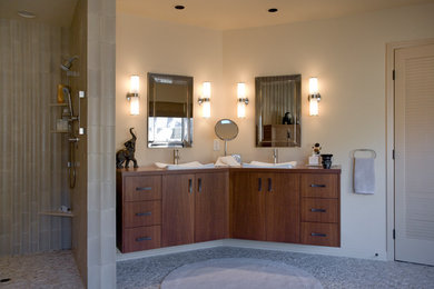 Imagen de cuarto de baño clásico renovado con armarios con paneles lisos, puertas de armario de madera oscura, suelo de baldosas tipo guijarro, lavabo encastrado, suelo gris y ducha abierta