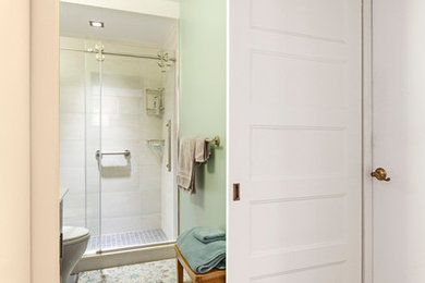 ニューヨークにあるお手頃価格の小さなコンテンポラリースタイルのおしゃれな浴室 (茶色いキャビネット、オープン型シャワー、一体型トイレ	、ベージュのタイル、磁器タイル、磁器タイルの床、黒い床) の写真