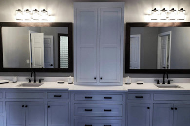 Diseño de cuarto de baño principal de estilo de casa de campo extra grande con puertas de armario blancas, paredes grises, encimera de cuarcita y encimeras blancas