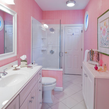 Charming Bathroom Designs: Wallpaper Remains a Classic!