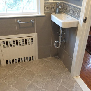 Ispirazione per una piccola stanza da bagno con doccia eclettica con piastrelle blu, piastrelle grigie, piastrelle a mosaico, pareti blu e lavabo a colonna
