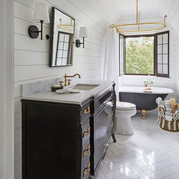 Charming Traditional Guest Bath in Glen Ellyn