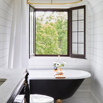 Charming Traditional Guest Bath in Glen Ellyn
