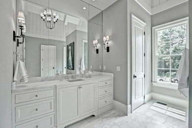 Modelo de cuarto de baño principal clásico grande con armarios con paneles empotrados, puertas de armario blancas, paredes grises, suelo de mármol, lavabo bajoencimera, encimera de mármol, suelo gris y encimeras grises