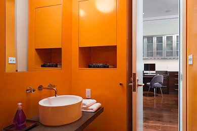 ニューヨークにある高級な小さなモダンスタイルのおしゃれなバスルーム (浴槽なし) (オレンジの壁、ベッセル式洗面器、モザイクタイル) の写真