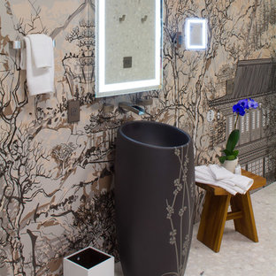 Asiatisches Badezimmer mit Sockelwaschbecken und bunten Wänden in San Francisco