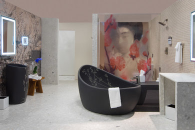 Diseño de cuarto de baño principal de estilo zen con lavabo con pedestal, bañera exenta, ducha abierta, baldosas y/o azulejos multicolor y paredes multicolor