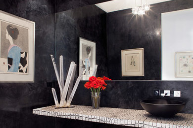 На фото: ванная комната в современном стиле с настольной раковиной и черными стенами