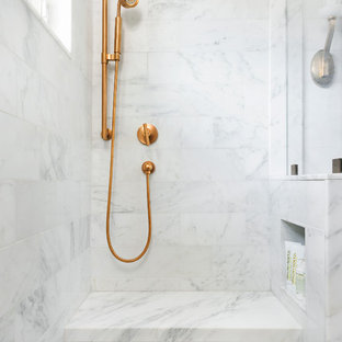 Idéer för små vintage en-suite badrum, med skåp i shakerstil, vita skåp, en dusch i en alkov, en vägghängd toalettstol, vit kakel, stenkakel, vita väggar, mosaikgolv, ett undermonterad handfat, marmorbänkskiva, vitt golv och dusch med gångjärnsdörr