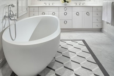 Inspiration för stora klassiska en-suite badrum, med släta luckor, vita skåp, ett fristående badkar, en dusch i en alkov, grå kakel, stenkakel, grå väggar, marmorgolv, ett undermonterad handfat och marmorbänkskiva