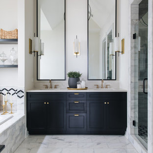 Idee per una stanza da bagno country con ante con riquadro incassato, ante nere, vasca da incasso, doccia alcova, piastrelle bianche, pareti bianche, lavabo sottopiano, pavimento bianco, porta doccia a battente e top bianco