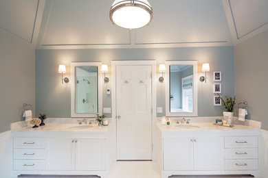 Ejemplo de cuarto de baño principal tradicional de tamaño medio con armarios con paneles empotrados, puertas de armario blancas, paredes grises y lavabo bajoencimera