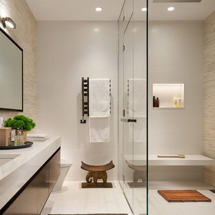Idee per una grande stanza da bagno padronale design con ante lisce, top in superficie solida, doccia a filo pavimento, piastrelle beige, piastrelle a listelli, pavimento in gres porcellanato, lavabo sottopiano, pavimento bianco, porta doccia a battente, ante in legno bruno, top bianco, nicchia e panca da doccia